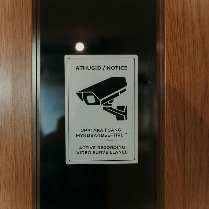 Upplysingaskilti-cctv-hvitt