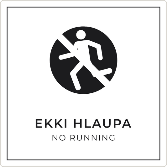 Ekki hlaupa - bannskilti, hvítt