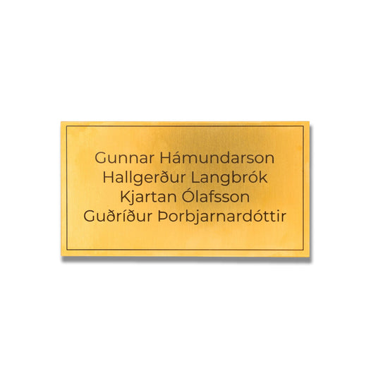 Messing nafnaskilti á hurð. Ágrafin nöfn í miðstærð með dýpt.
