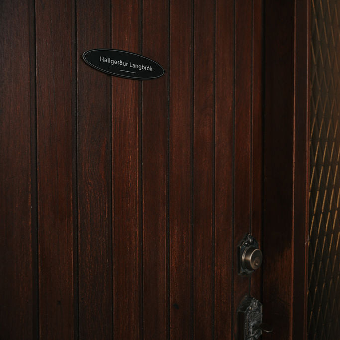 nafnaskilti-a-hurd-svart-akryl-sporoskjulaga-heimilisfang-ekkert-synishorn