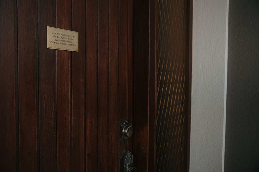 Hurðaskilti úr messing. Klassískt gullfallegt nafnaskilti.