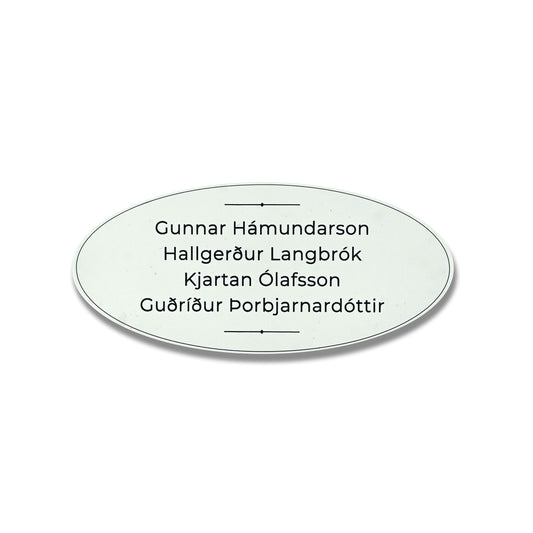 Hvítt nafnaskilti á hurð, sporöskjulaga form.