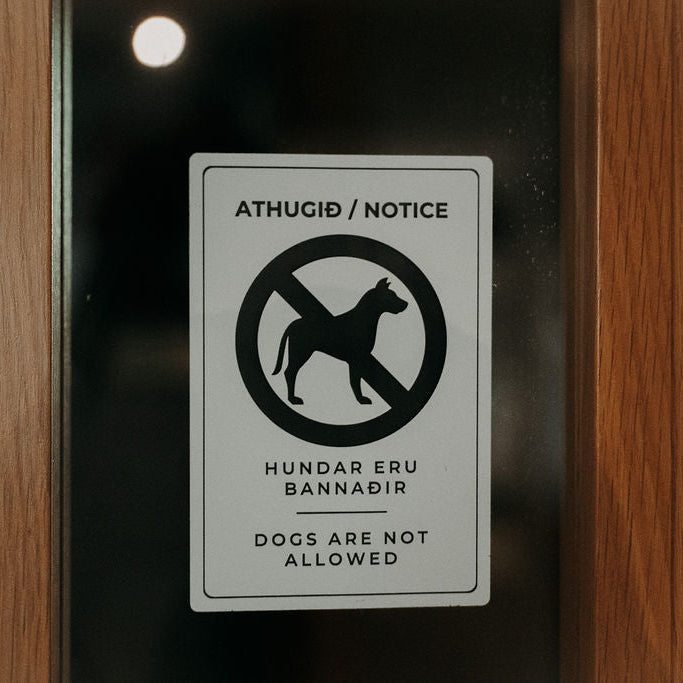 upplysingaskilti-hundar-bannadir-hvitt