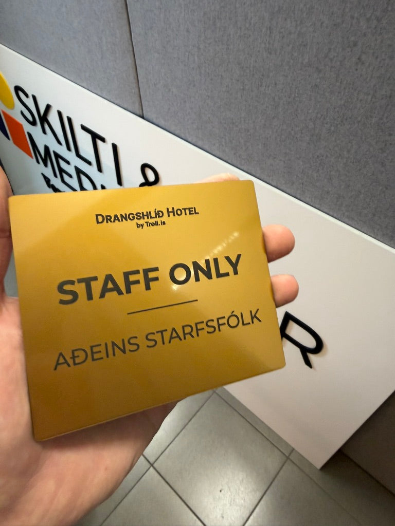 Messingskilti STAFF ONLY, Aðeins starfsfólk, Drangshlíð Hotel