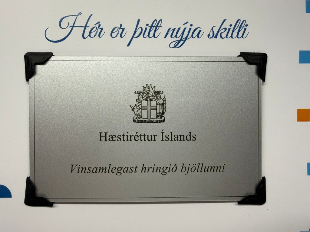 Tvílitt gyllt akrýlskilti fyrir Hæstarétt Íslands