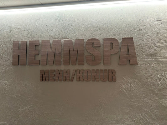 HEMMSPA MENN/KONUR, þrívíddarstafir úr hnotu á vegg