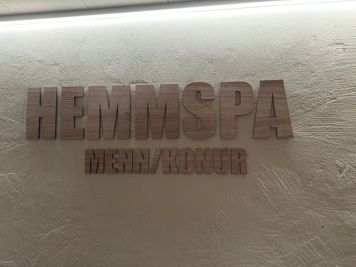 HEMMSPA MENN/KONUR, þrívíddarstafir úr hnotu á vegg