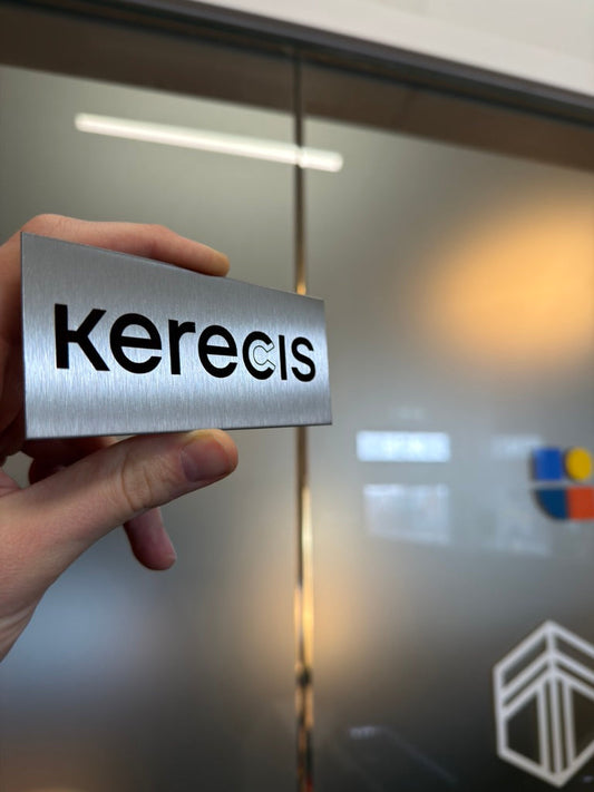 Kerecis merki á burstuðu stáli