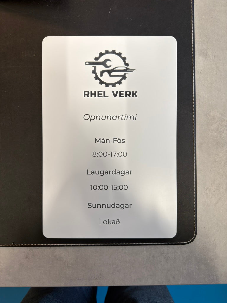 Opnunartímaskilti RHEL VERK úr tvílituðu akrýli