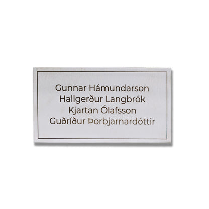 Hurðaskilti úr stáli og messing – nafnaskilti á hurð