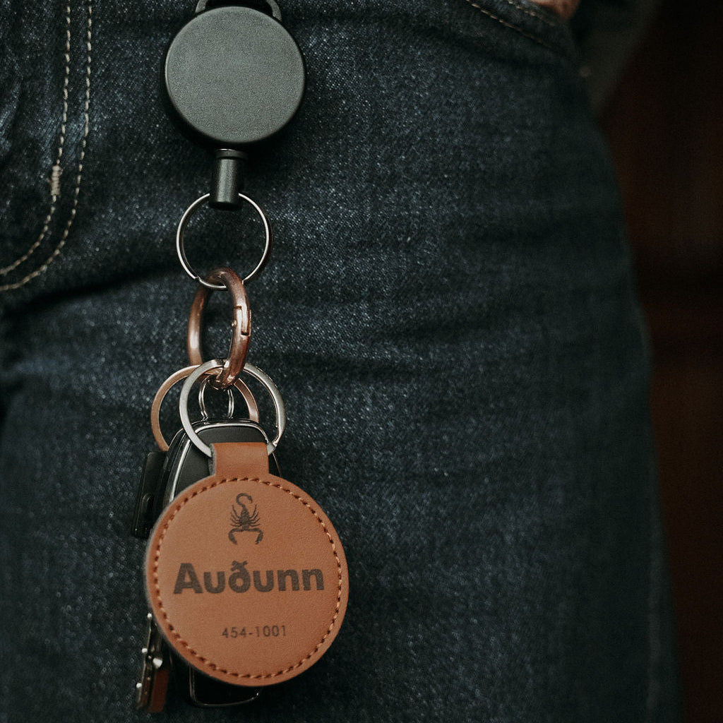 Lyklakippa-ledur-brunt-hringlaga-nafn