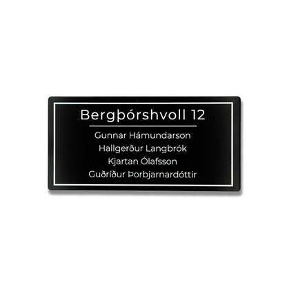 Nafnaskilti-a-hurd-al-ferhyrnt-svart-heimilisfang