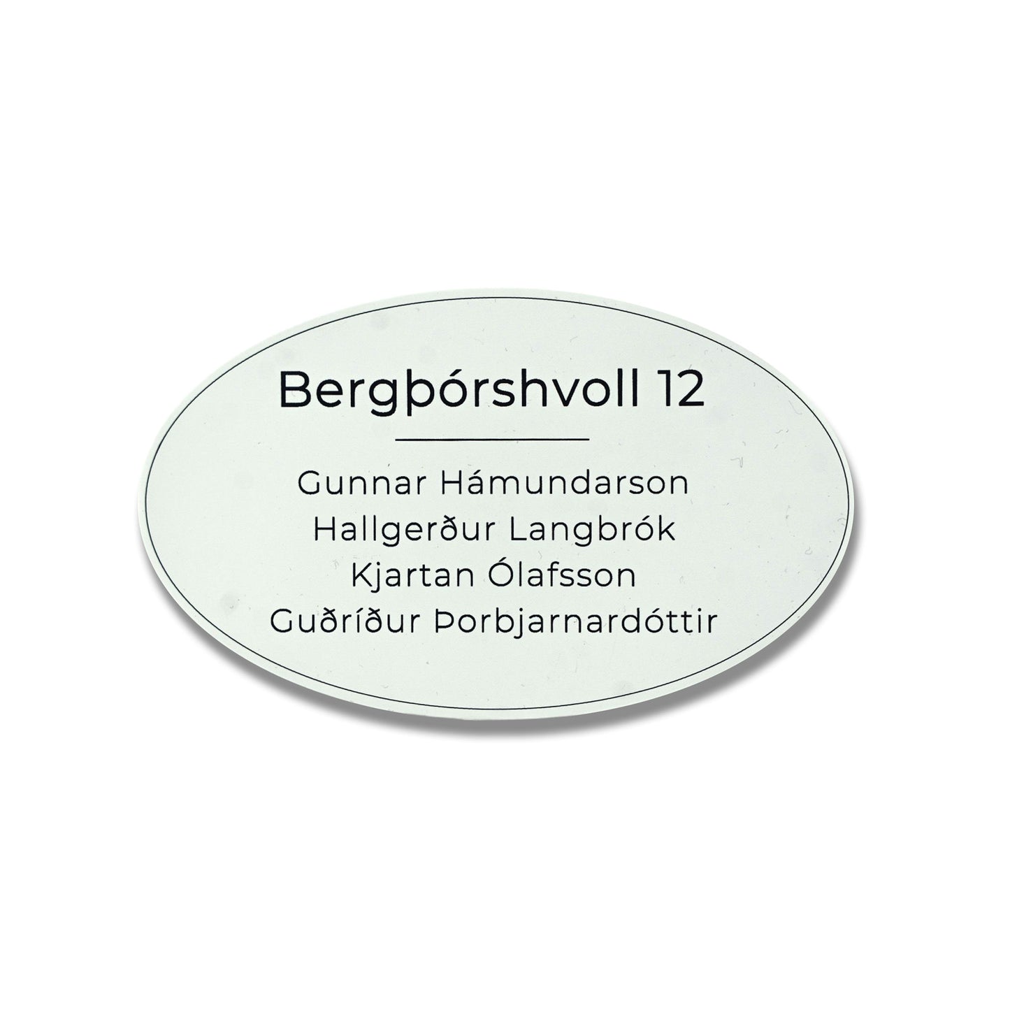 Nafnaskilti-a-hurd-sporoskjulaga-hvitt-heimilisfang