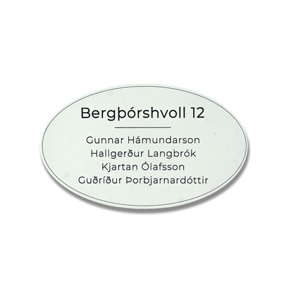 Nafnaskilti-a-hurd-sporoskjulaga-hvitt-heimilisfang
