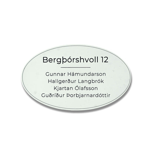 Nafnaskilti-a-hurd-sporoskjulaga-hvitt-heimilisfang