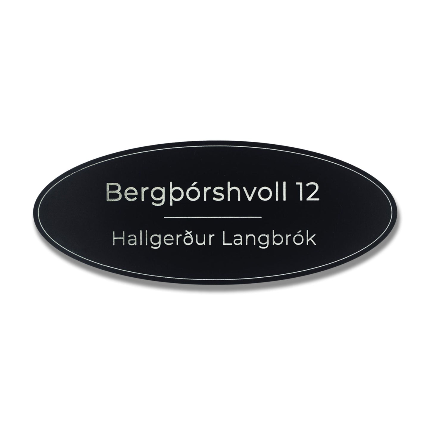 Nafnaskilti-a-hurd-svart-sporoskjulaga-heimilisfang