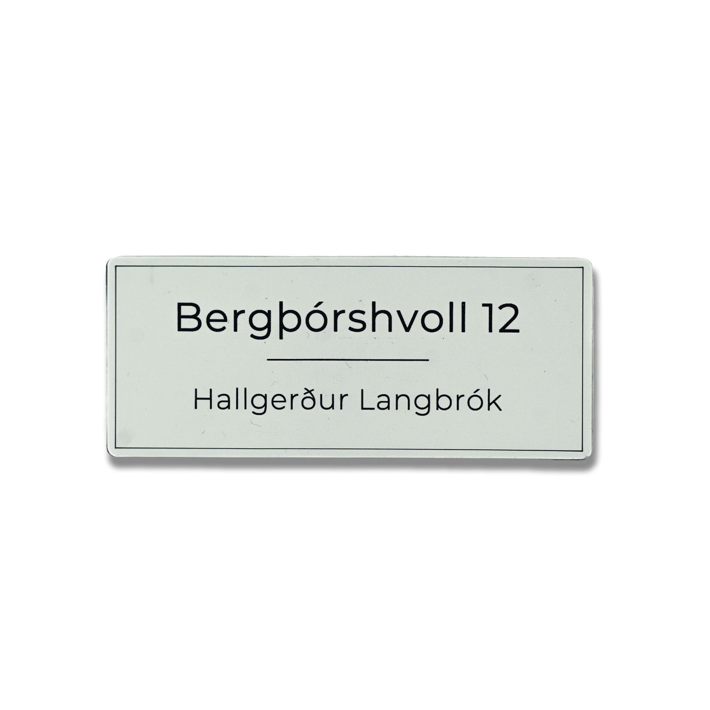 Nafnaskilti_a_hurd_hvitt_ferhyrnt-heimilisfang