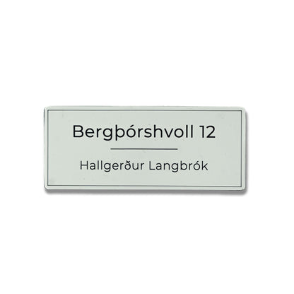 Nafnaskilti_a_hurd_hvitt_ferhyrnt-heimilisfang