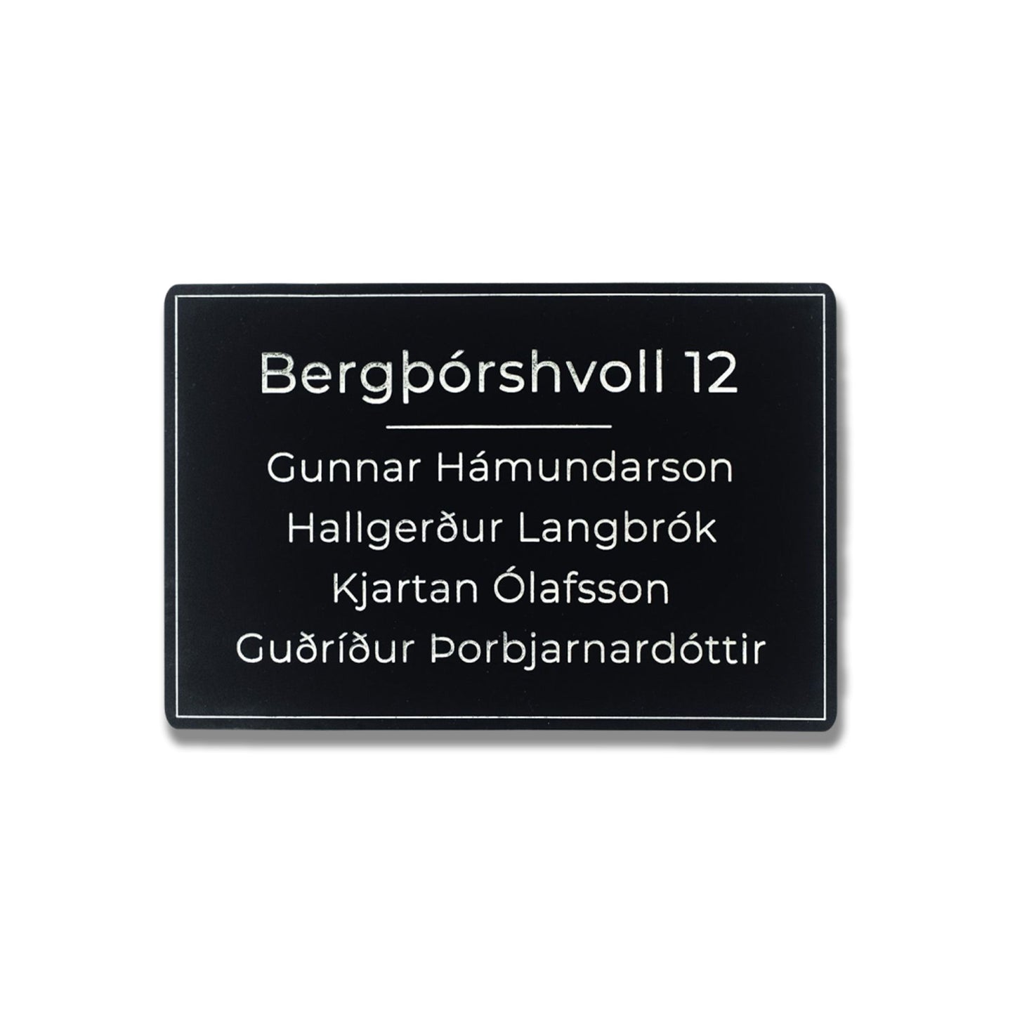 Nafnaskilti_a_hurd_svart_ferhyrnt-heimilisfang