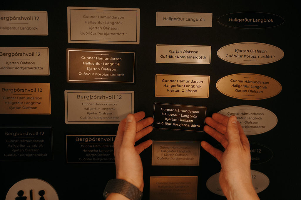 Margar útgáfur af hurðaskiltum uppröðun