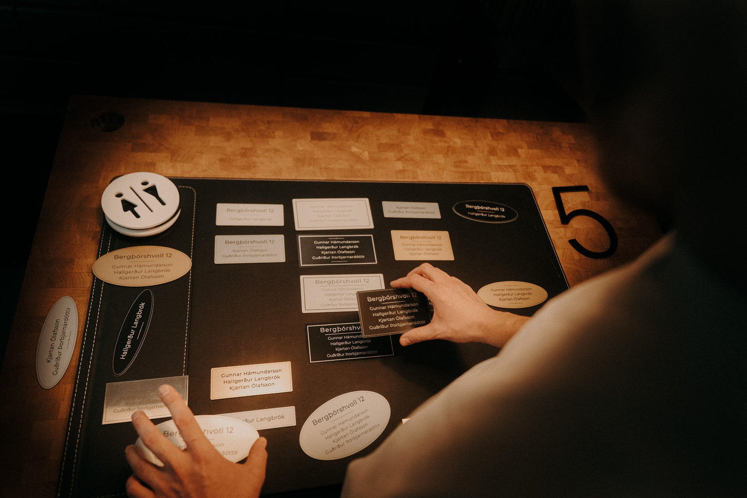 Hurðaskilti, nafnaskilti á hurð, hurðamerkingar, skilti á póstkassa