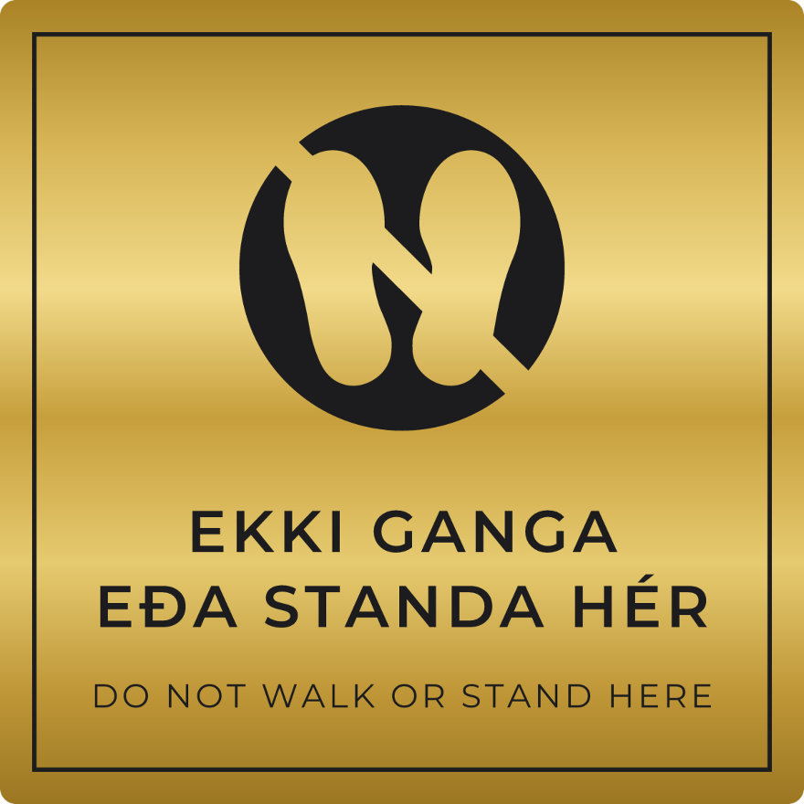 Ekki ganga eða standa hér - bannskilti, gull