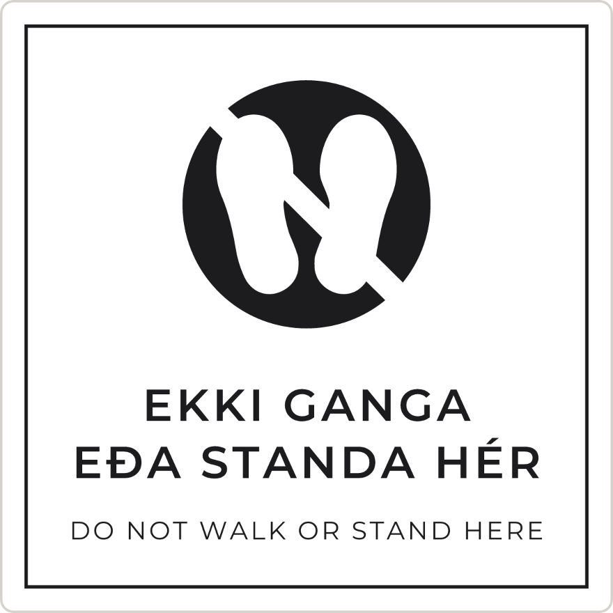 Ekki ganga eða standa hér - bannskilti, hvítt