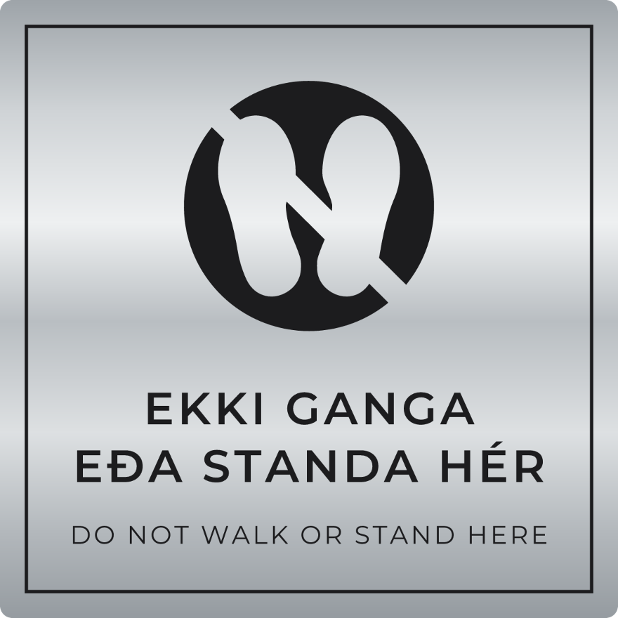 Ekki ganga eða standa hér - bannskilti, silfur