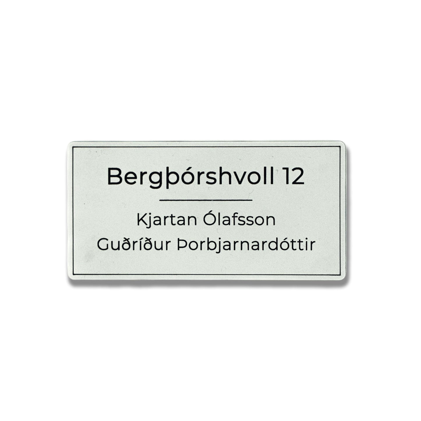 Silfur hurðaskilti úr akrýl með svörtum stöfum og heimilisfangi. Nafnaskilti á hurð fyrir heimili.