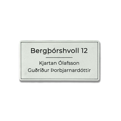 Silfur hurðaskilti úr akrýl með svörtum stöfum og heimilisfangi. Nafnaskilti á hurð fyrir heimili.