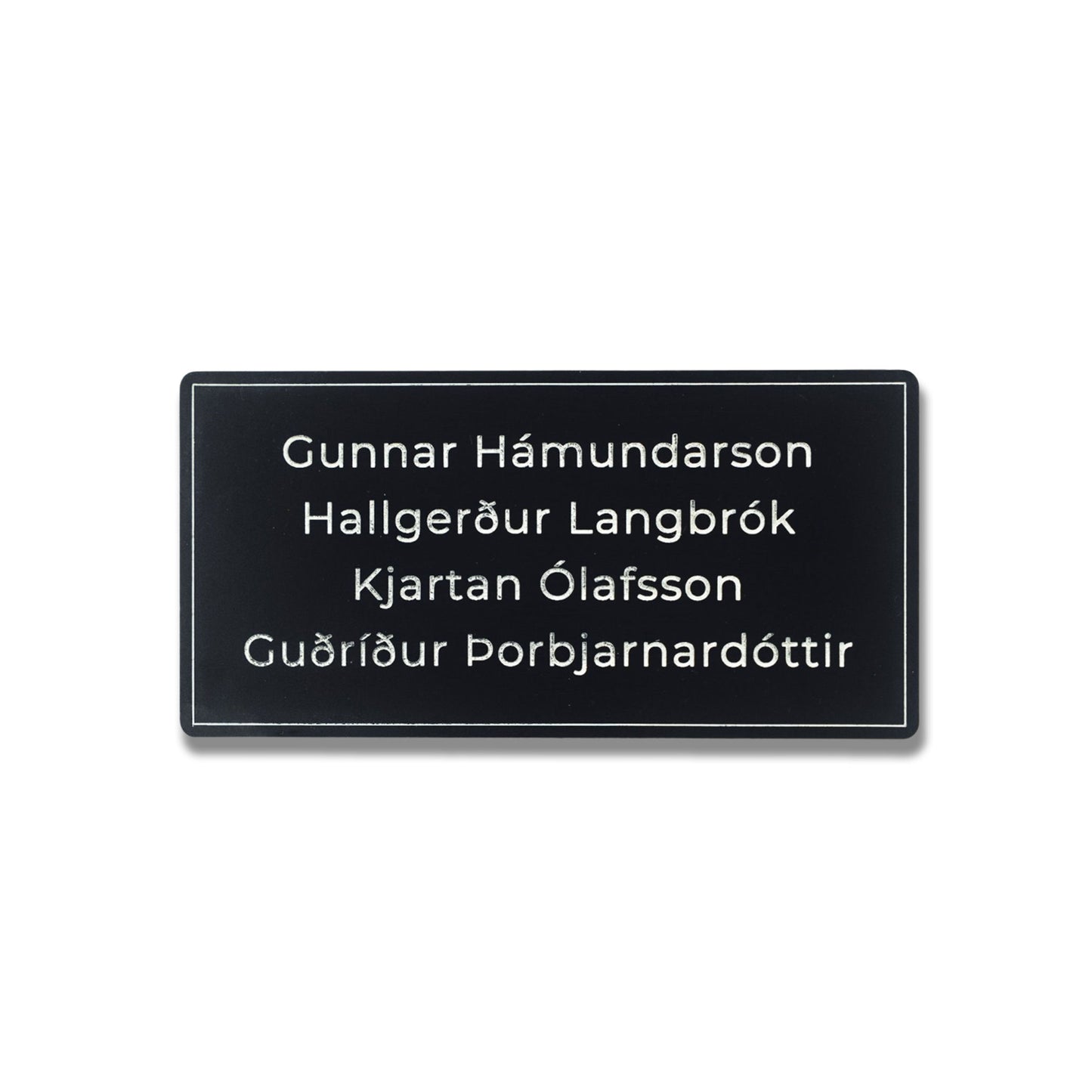 Svart hurðaskilti úr akrýl með hvítum stöfum. Nafnaskilti á hurð fyrir heimili.