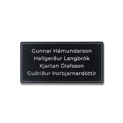 Svart hurðaskilti úr akrýl með hvítum stöfum. Nafnaskilti á hurð fyrir heimili.