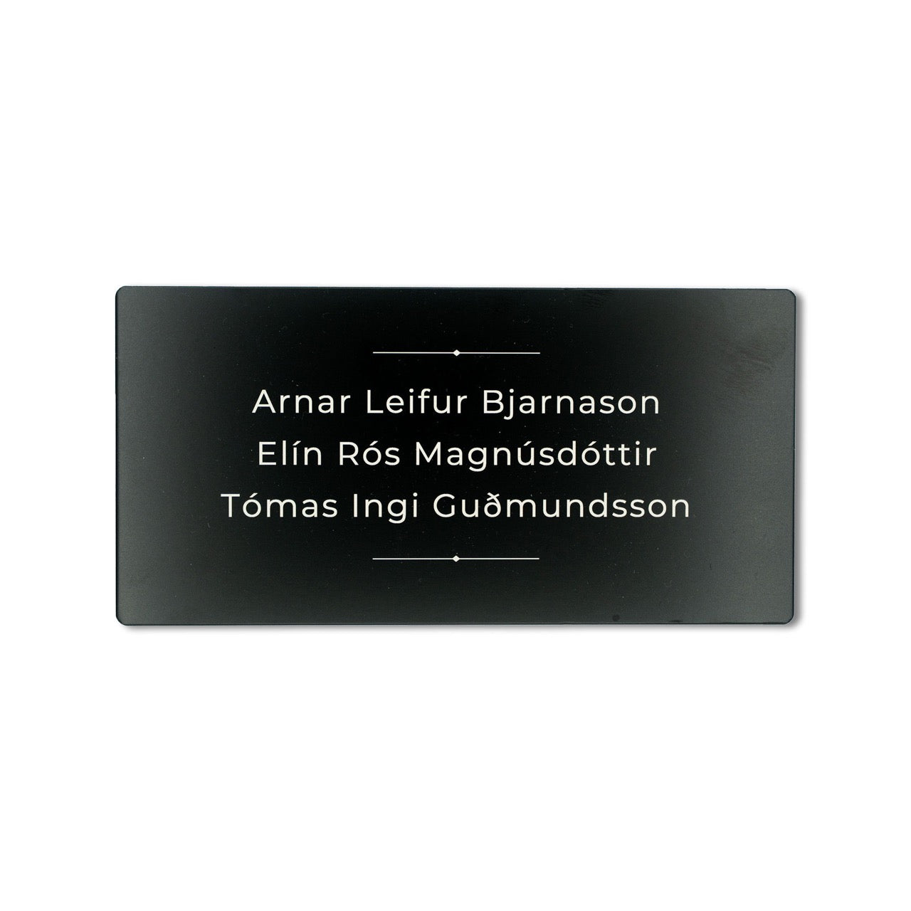 Nafnaskilti á hurð úr áli. Þolir íslenskt veður vel.