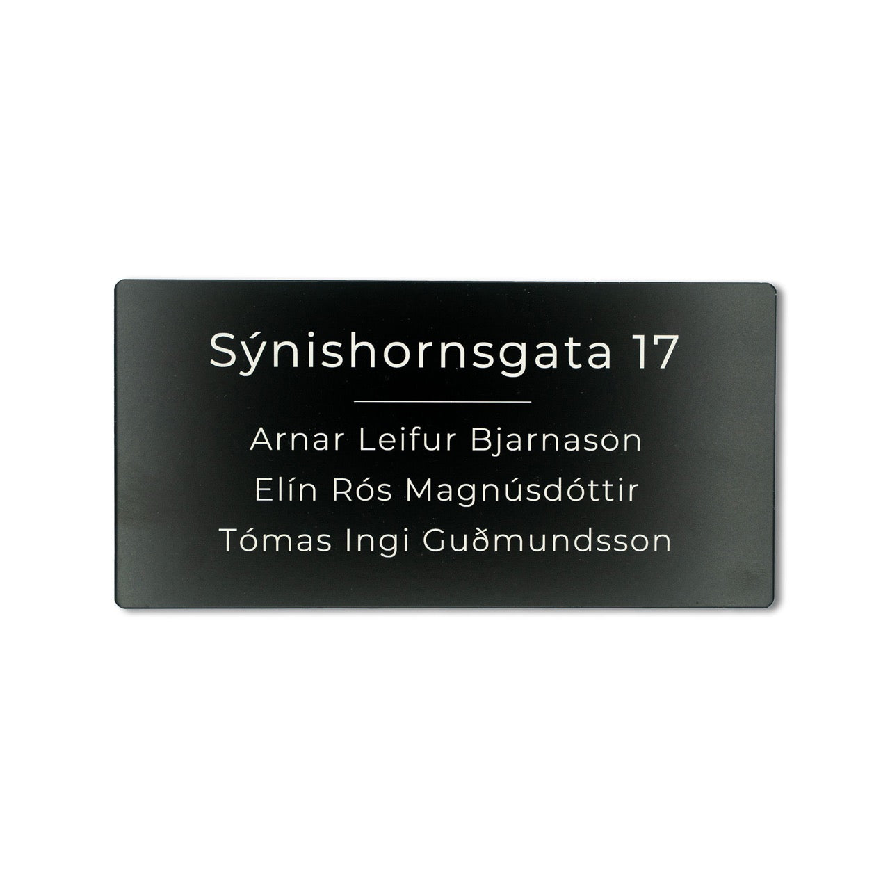 Hurðaskilti úr áli með götuheiti. Skýr hvítur texti.