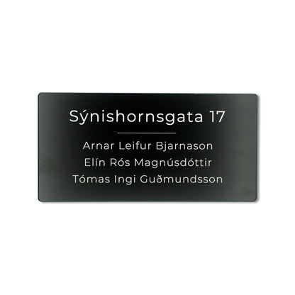 Hurðaskilti úr áli með götuheiti. Skýr hvítur texti.