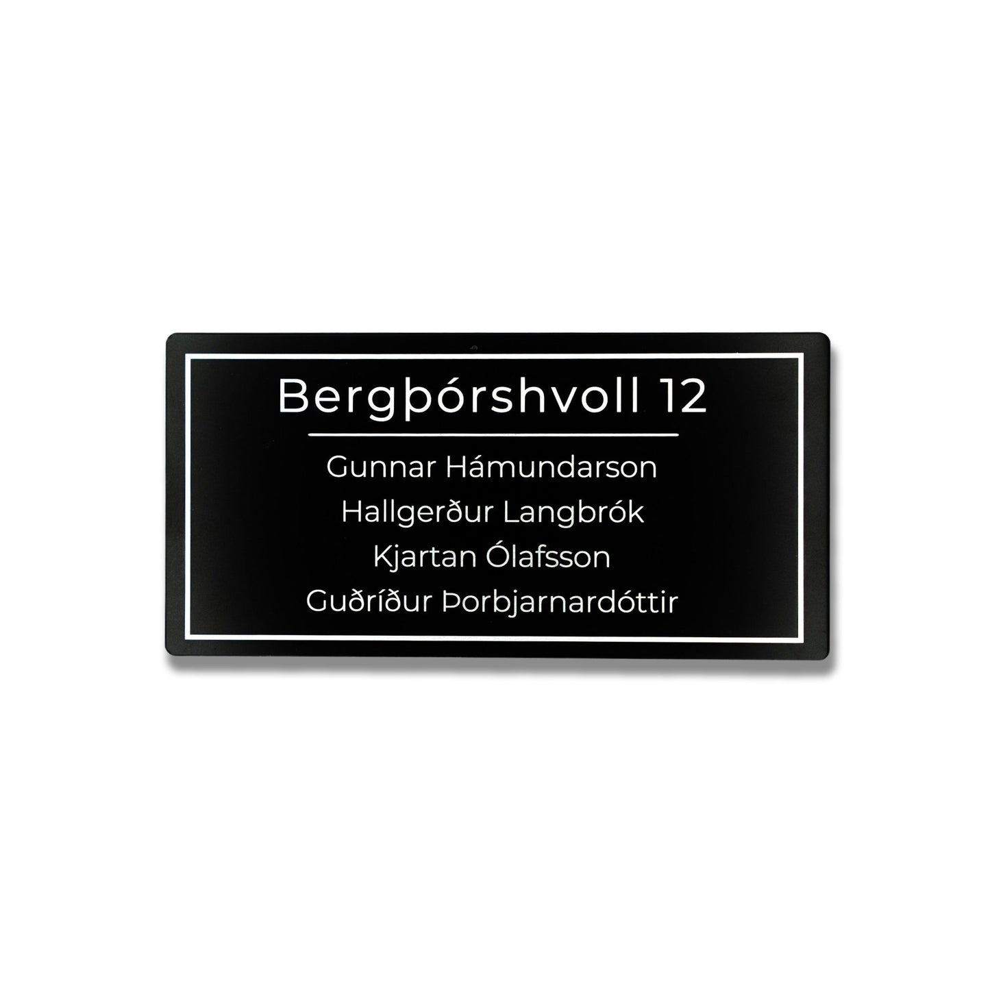 Ál hurðaskilti með svörtum stöfum. Stílhreint og einfalt.