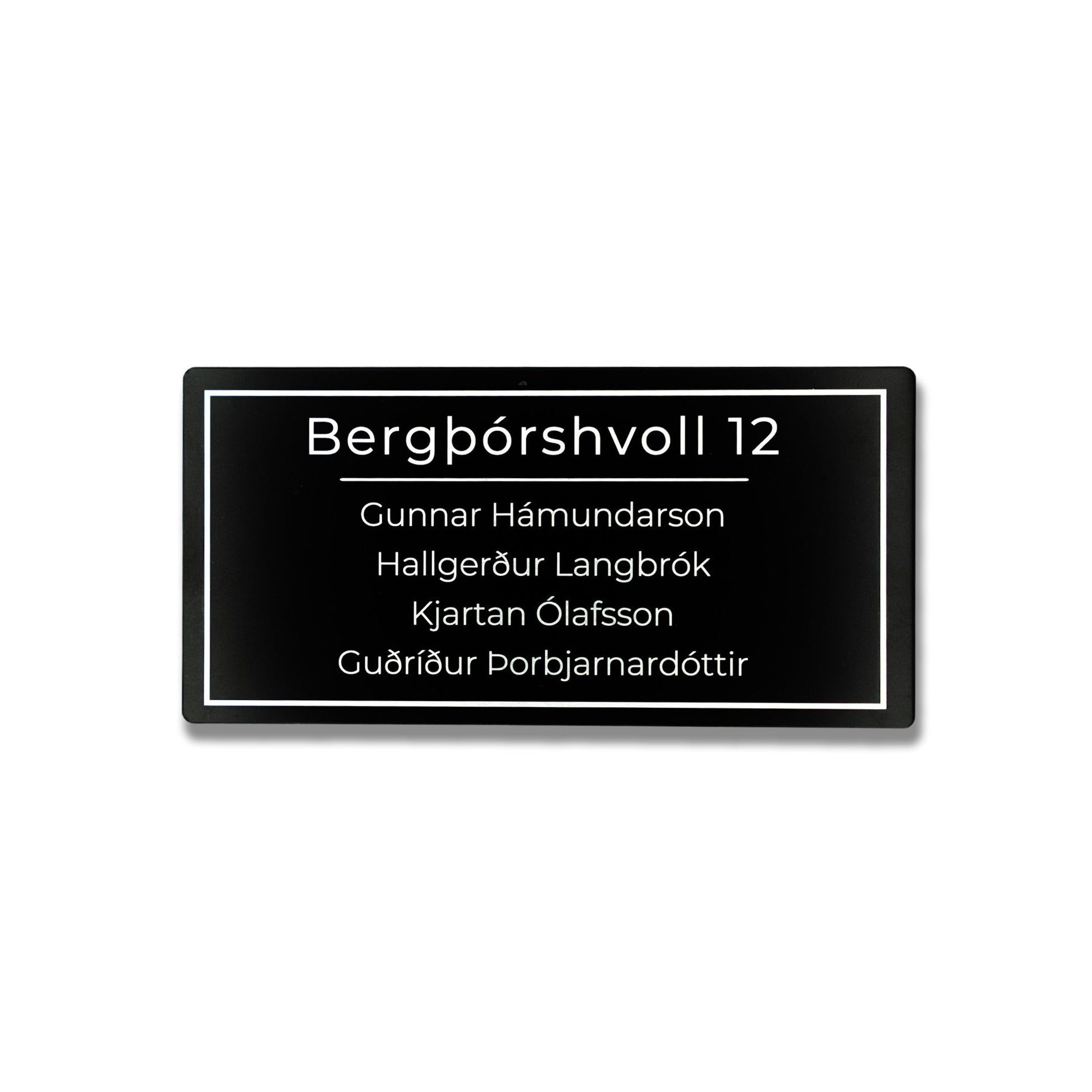 Ál hurðaskilti með svörtum stöfum. Stílhreint og einfalt.
