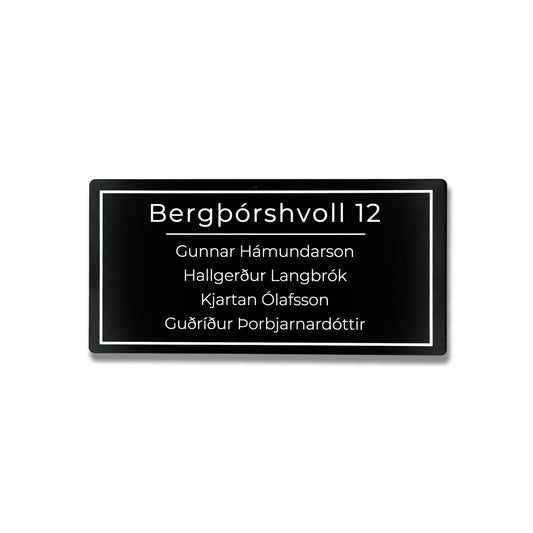 Ál hurðaskilti með svörtum stöfum. Stílhreint og einfalt.