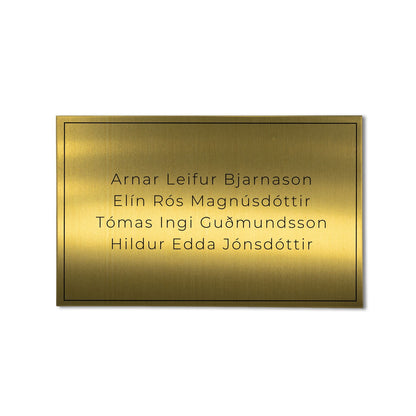 Nafnaskilti á hurð úr messing. Ágrafið og endingargott.