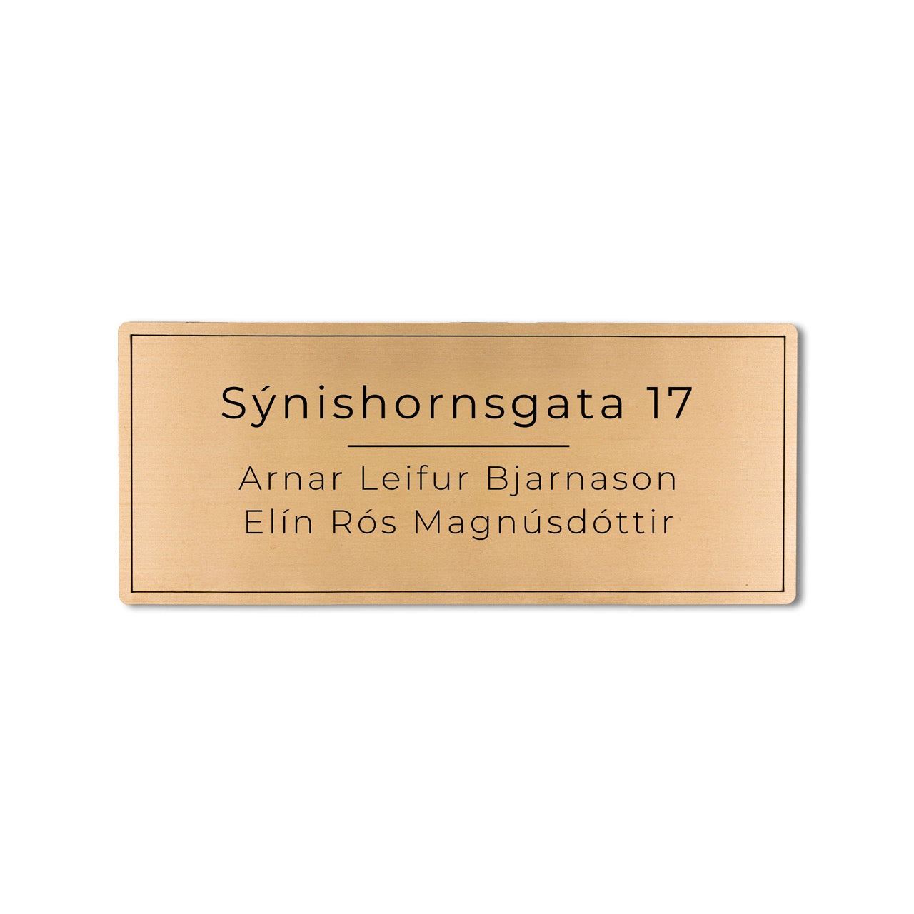 Gyllt skilti á póstkassa með heimilisfangi.