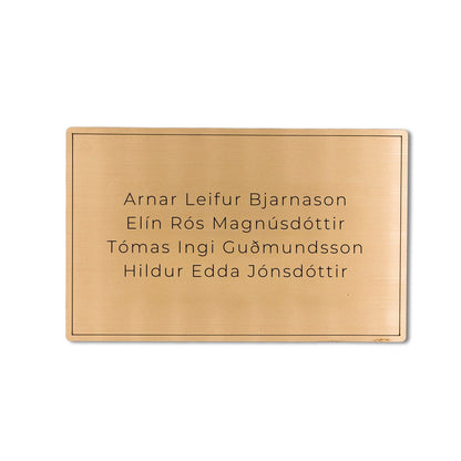 Nafnaskilti á hurð úr gylltu akrýl. Glæsilegt.