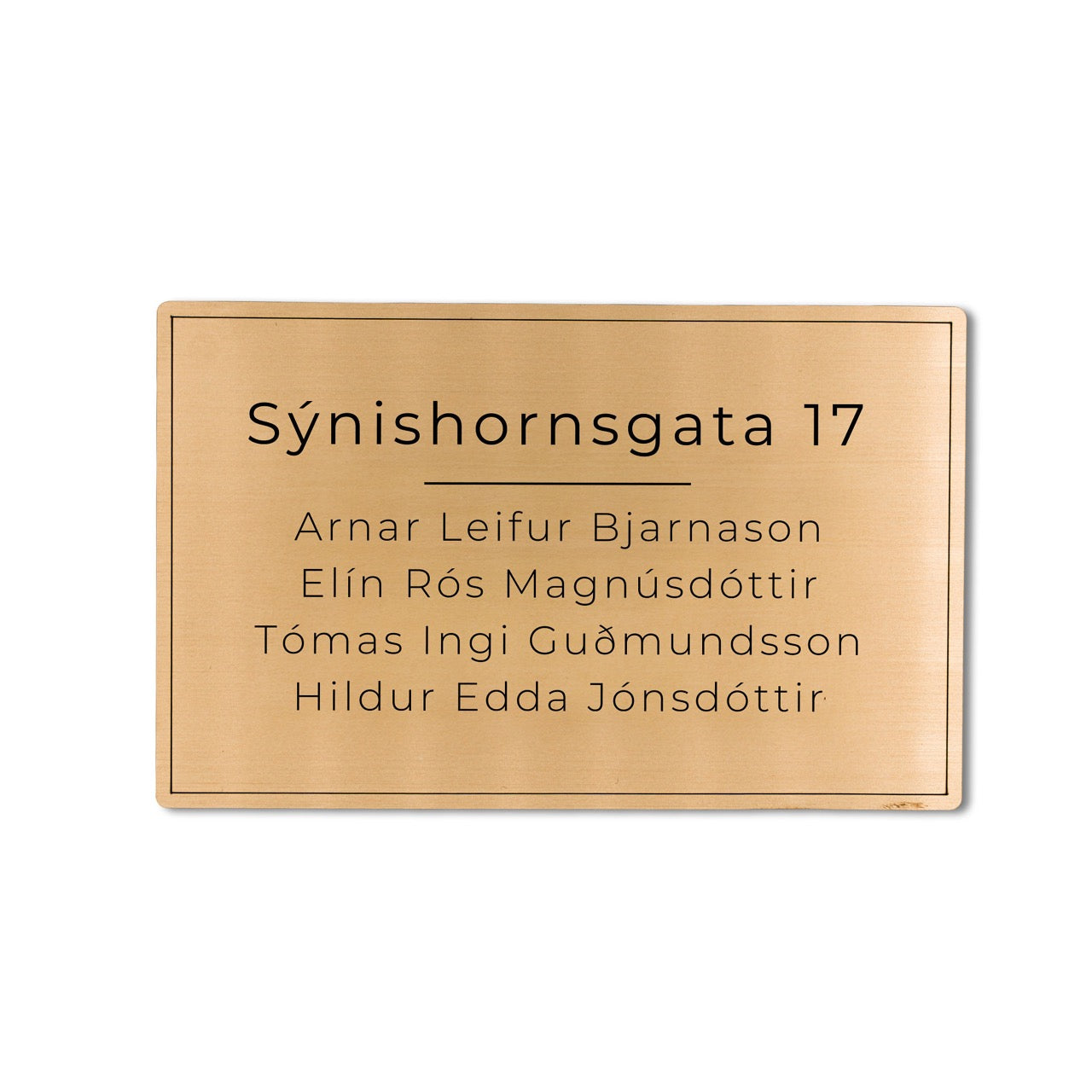 Hurðaskilti gyllt með götuheiti.