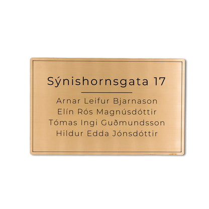 Hurðaskilti gyllt með götuheiti.
