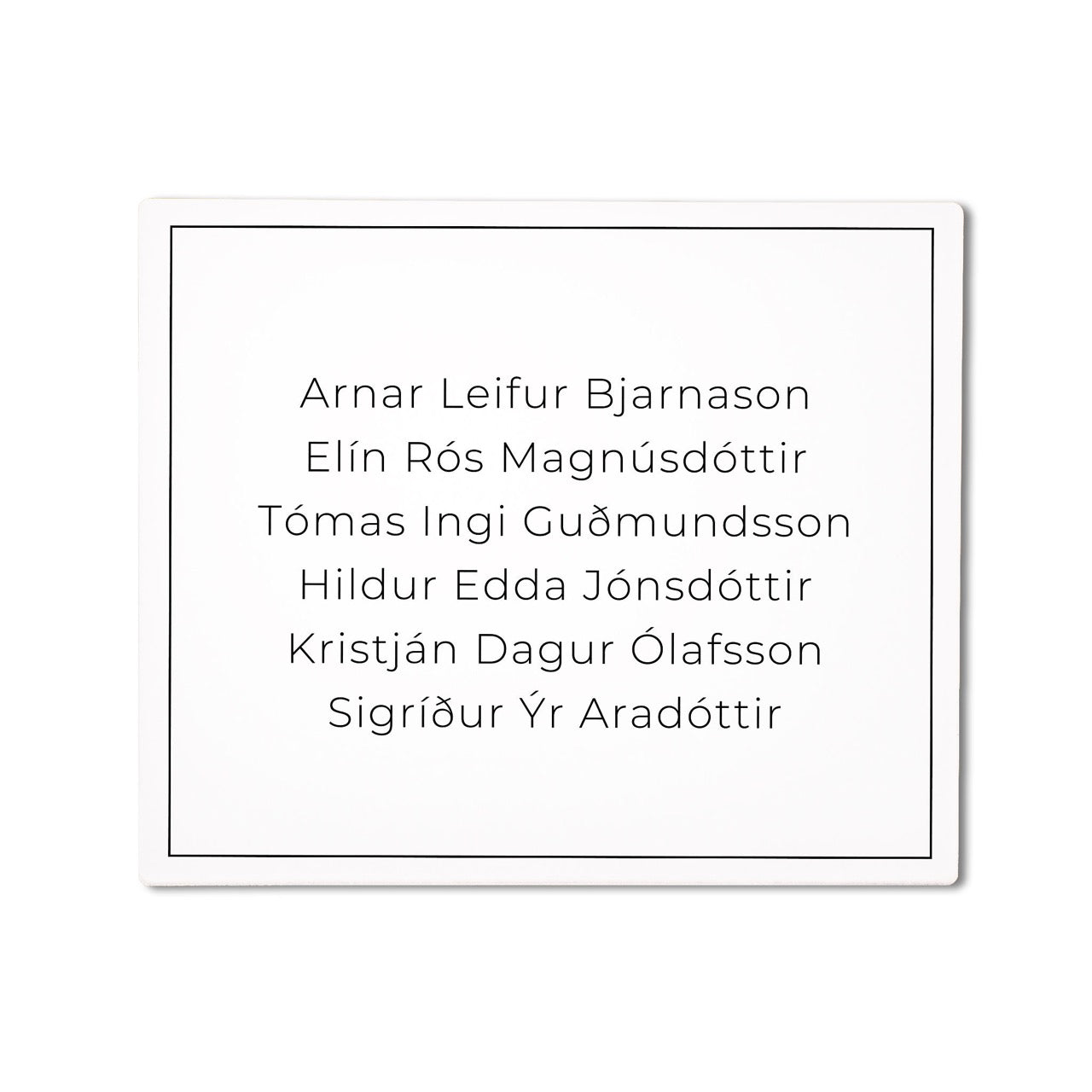 Hurðaskilti fyrir mörg nöfn. Hvítt og stílhreint.