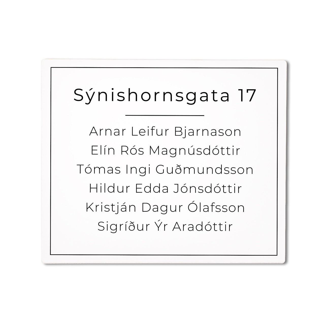 Stórt skilti á hurð með heimilisfangi. Hvítt akrýl.