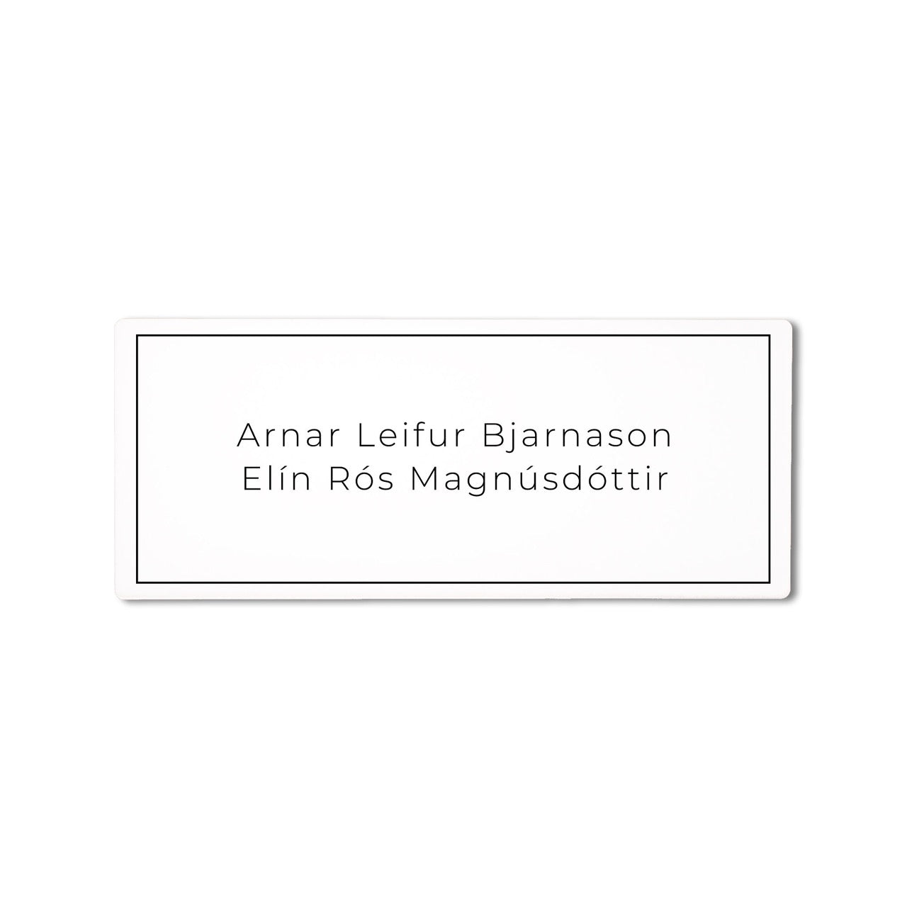 Lítið hvítt nafnaskilti. Ódýrt og gott.
