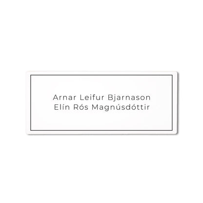 Lítið hvítt nafnaskilti. Ódýrt og gott.