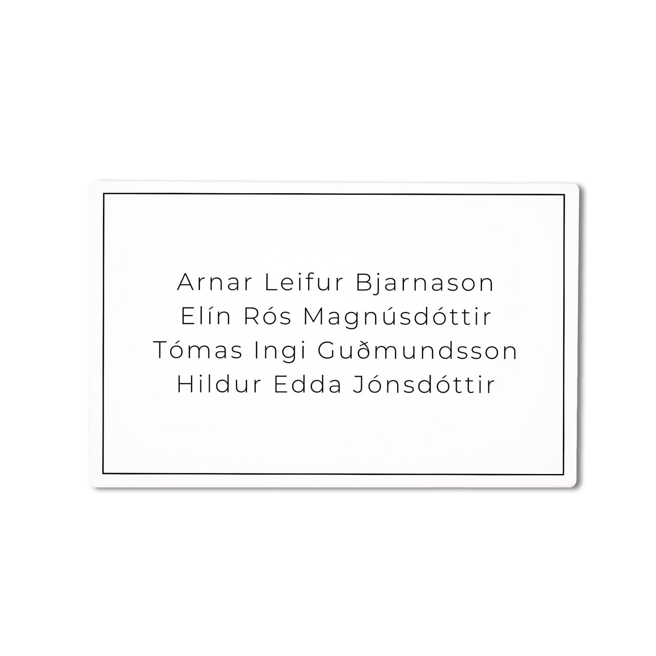 Nafnaskilti á hurð úr hvítu plasti. Sést vel.