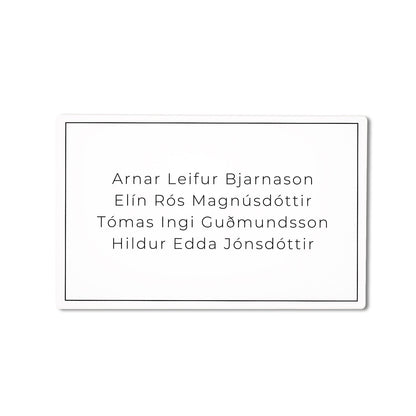 Nafnaskilti á hurð úr hvítu plasti. Sést vel.