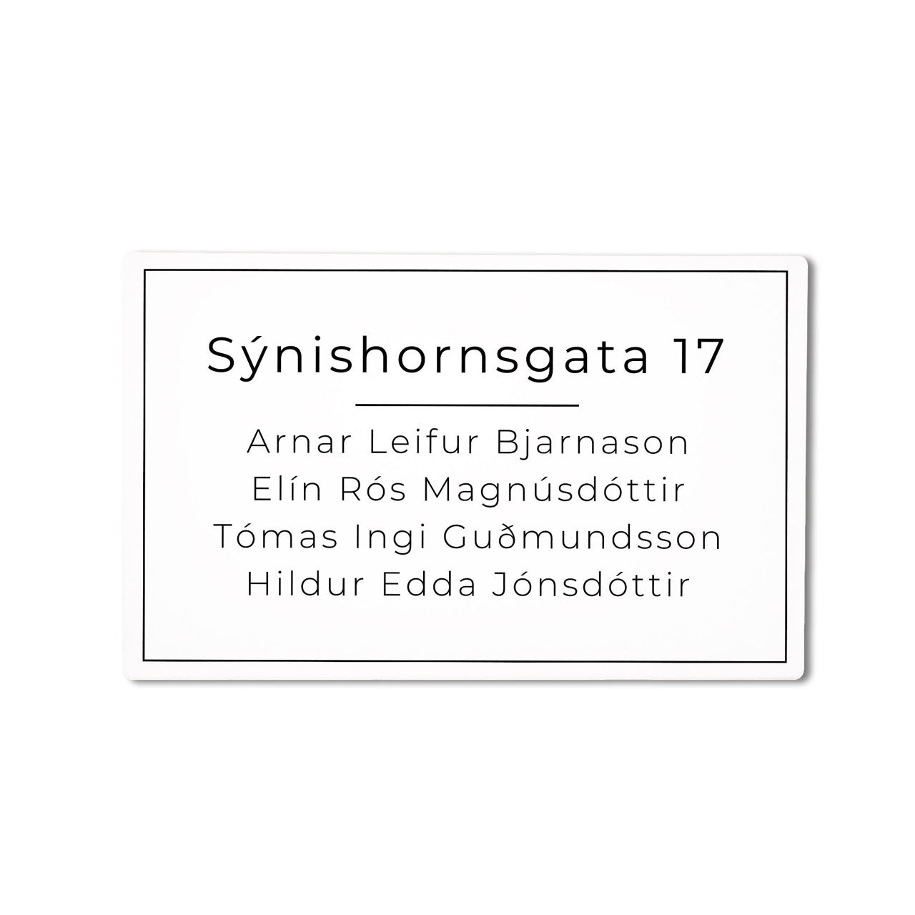 Hurðaskilti hvítt með svörtum texta og götuheiti.